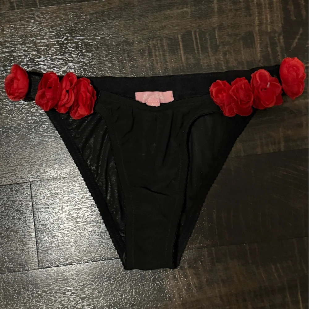 Black Rosette Lingerie Set - Picture 4 of 15